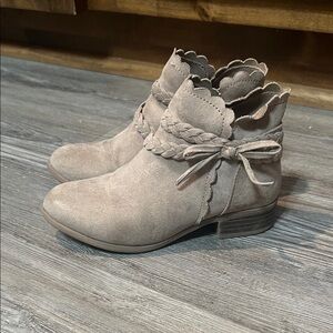 SO Kids Scalloped Tan Boots